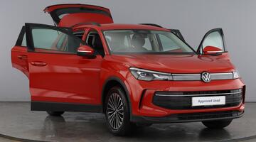 2025 Volkswagen ETSI MHEV Life DSG Euro 6 5-door (Red) - Image: 9