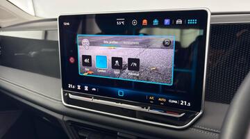 2025 Volkswagen ETSI MHEV Life DSG Euro 6 5-door (Red) - Image: 15