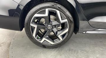 2025 Volkswagen 2.0 TSI R-Line DSG Euro 6 5-door (Black) - Image: 32