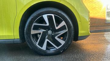 2025 Volkswagen Pro 79kWh Style Auto 5-door (SWB, 5Seat) (Green) - Image: 5