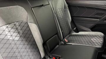 2025 Volkswagen TSI R-Line DSG Euro 6 5-door (Black) - Image: 9