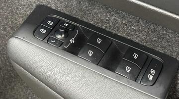 2025 Volvo 2.0 B4 MHEV Plus DCT Auto Euro 6 5-door (Black) - Image: 24