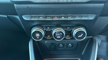 2022 Dacia TCe Prestige Euro 6 5-door (Orange) - Image: 19