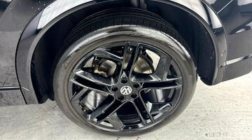 2025 Volkswagen ETSI MHEV R-Line DSG Euro 6 5-door (Black) - Image: 28