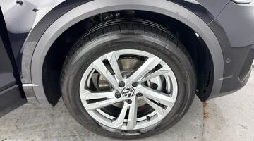 2025 Volkswagen 2.0 TDI R-Line DSG Euro 6 5-door (Black) - Image: 5