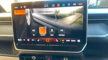 2025 Volkswagen Pro 79kWh Style Auto 5-door (SWB, 5Seat) (Green) - Image: 16