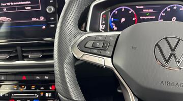 2025 Volkswagen 2.0 TDI R-Line DSG Euro 6 5-door (Black) - Image: 24
