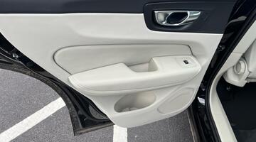 2025 Volvo 2.0 B5 MHEV Plus Auto Euro 6 5-door (Black) - Image: 29