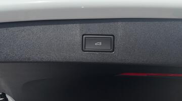 2025 Volkswagen TSI eHybrid 19.7kWh R-Line Edition DSG Euro 6 5-door (White) - Image: 16