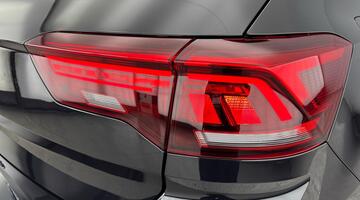 2025 Volkswagen 2.0 TSI R DSG 4Motion Euro 6 5-door (Black) - Image: 29