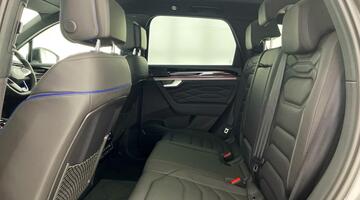 2025 Volkswagen 3.0 V6 TSI eHybrid 14.3kWh R Tiptronic 4Motion Euro 6 5-door (Grey) - Image: 40