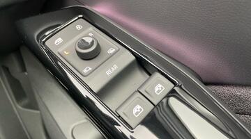 2025 Volkswagen Pro 59kWh Auto 5-door (Silver) - Image: 19