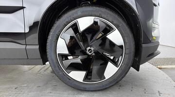 2025 Volvo Single Motor Extended Range 69kWh Plus Auto 5-door (Black) - Image: 5