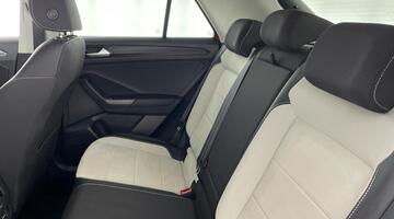 2023 Volkswagen TSI Style DSG Euro 6 5-door (Red) - Image: 32