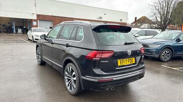 2017 Volkswagen 2.0 TDI BlueMotion Tech R-Line DSG 4Motion Euro 6 5-door (Black) - Image: 21