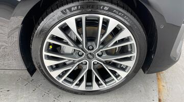 2025 Audi 100kWh S line Auto quattro 5-door (Black) - Image: 5