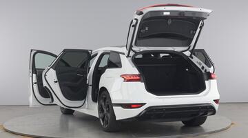 2025 Audi 100kWh Launch Edition Auto 5-door (White) - Image: 11