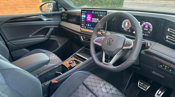 2025 Volkswagen ETSI MHEV R-Line DSG Euro 6 5-door (Blue) - Image: 6