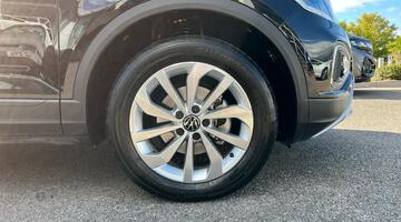 2025 Volkswagen TSI Match DSG Euro 6 5-door (Black) - Image: 5