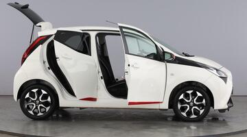 2020 Toyota 1.0 VVT-i x-trend Funroof x-shift Euro 6 5-door (White) - Image: 10